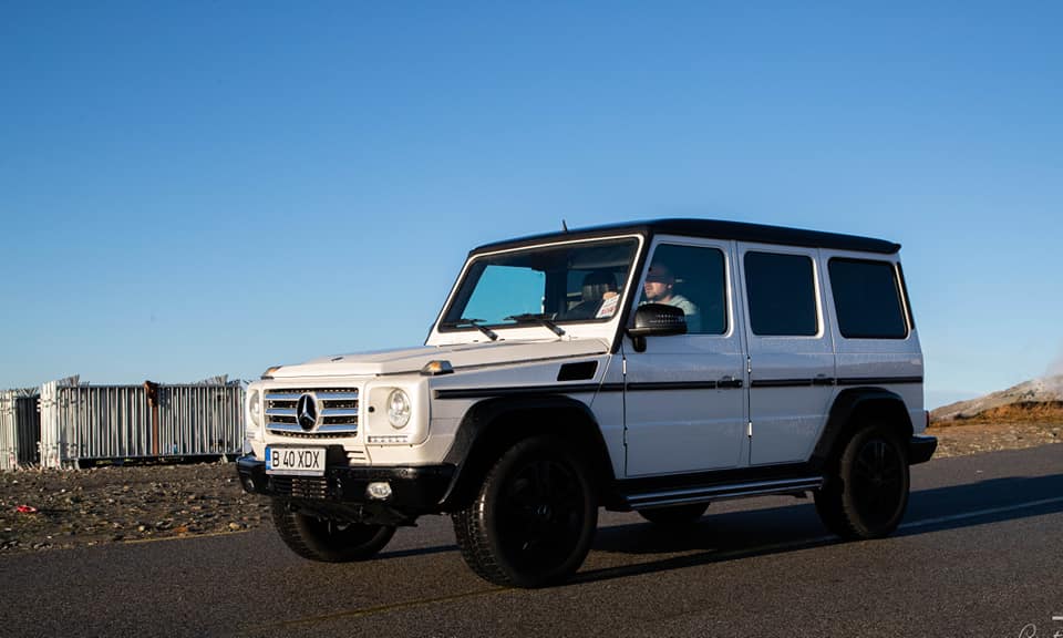 Mercedes G-Class alb, fotografiat pe fundal de cer senin — MC Photography, Craiova