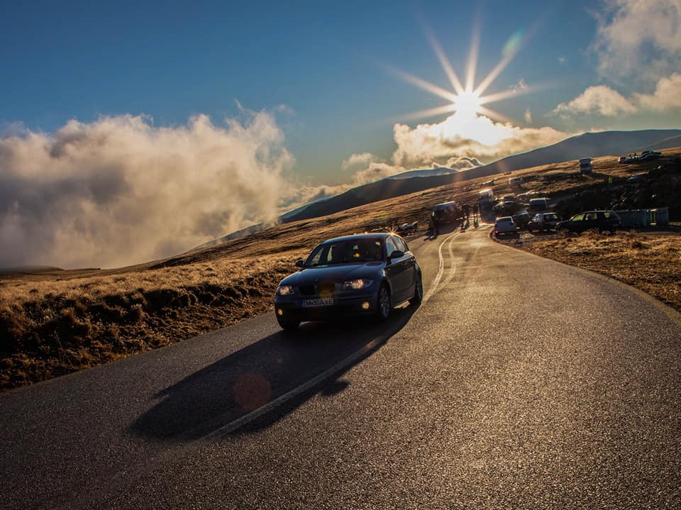 Automobil pe un drum de munte, în lumina apusului — MC Photography, Craiova