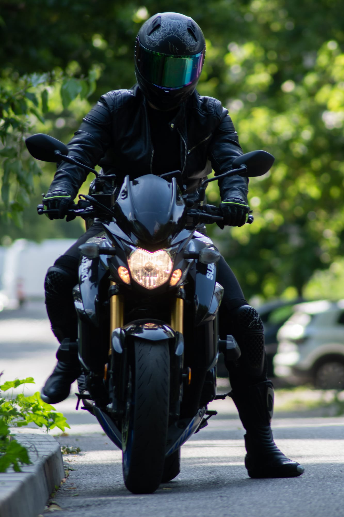 Motociclist echipat, fotografiat frontal în mișcare — MC Photography, Craiova