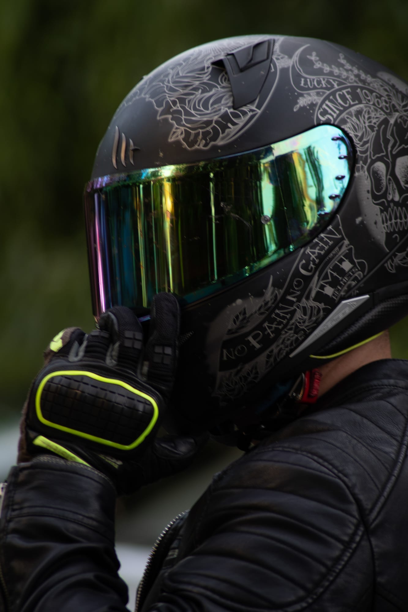 Detaliu de cască de motociclist cu vizor iridescent — MC Photography, Craiova