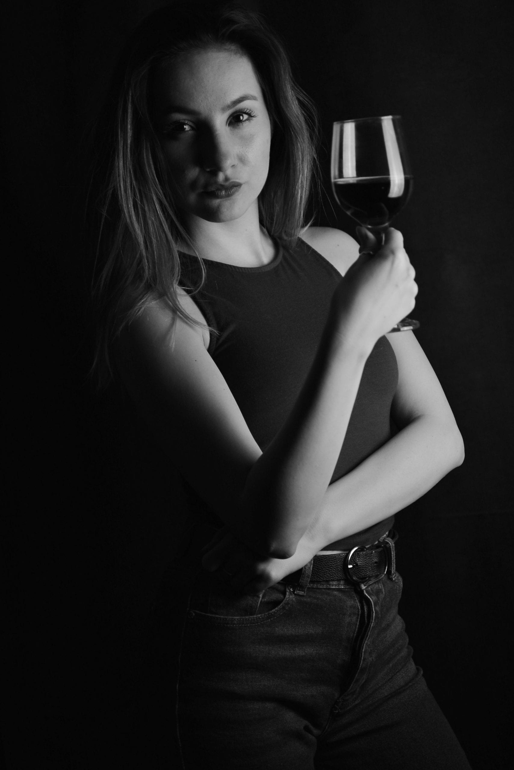Portret alb-negru de studio, cu pahar de vin — MC Photography, Craiova