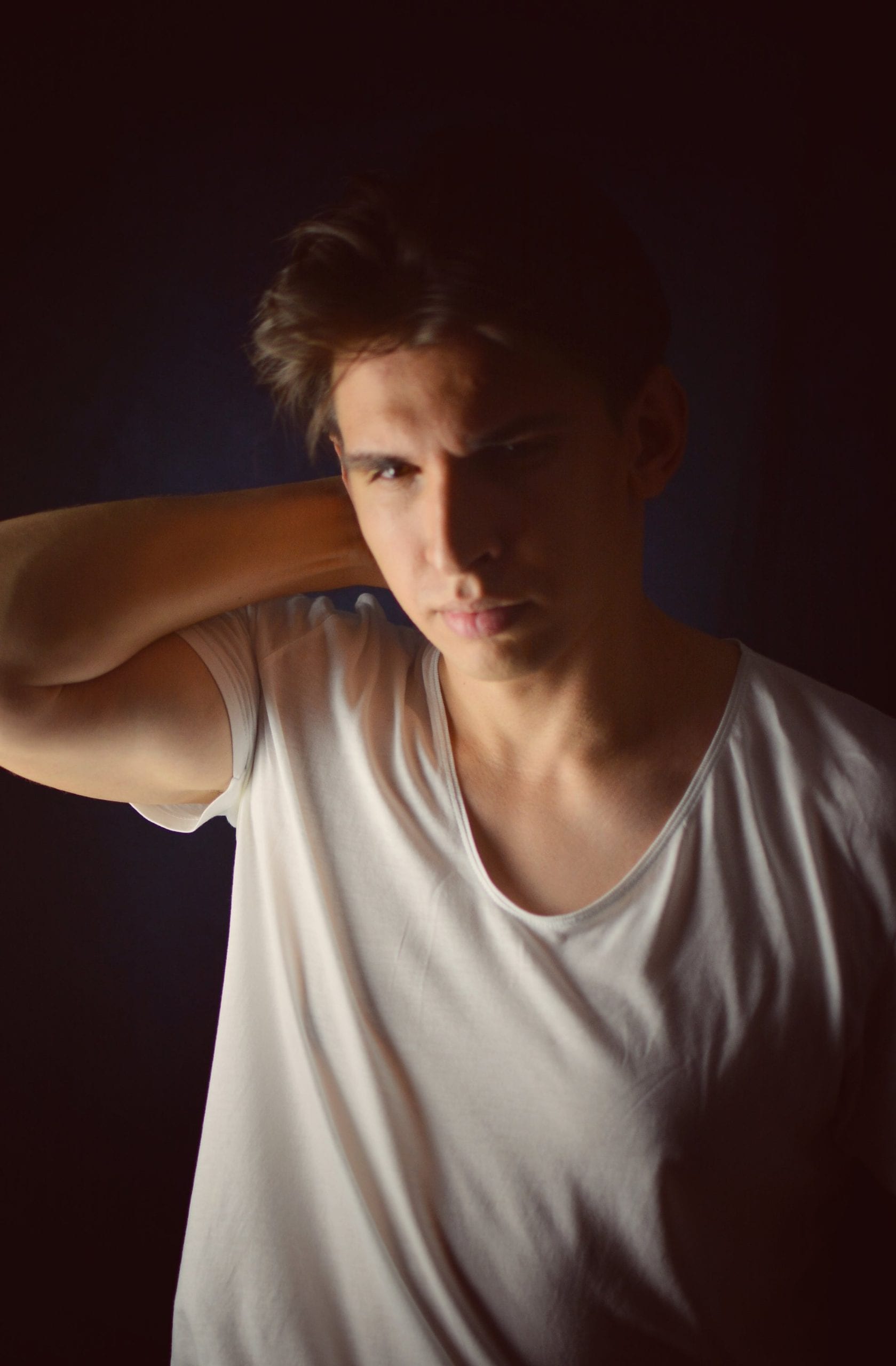 Portret masculin pe fundal roșu, în lumină de studio — MC Photography, Craiova