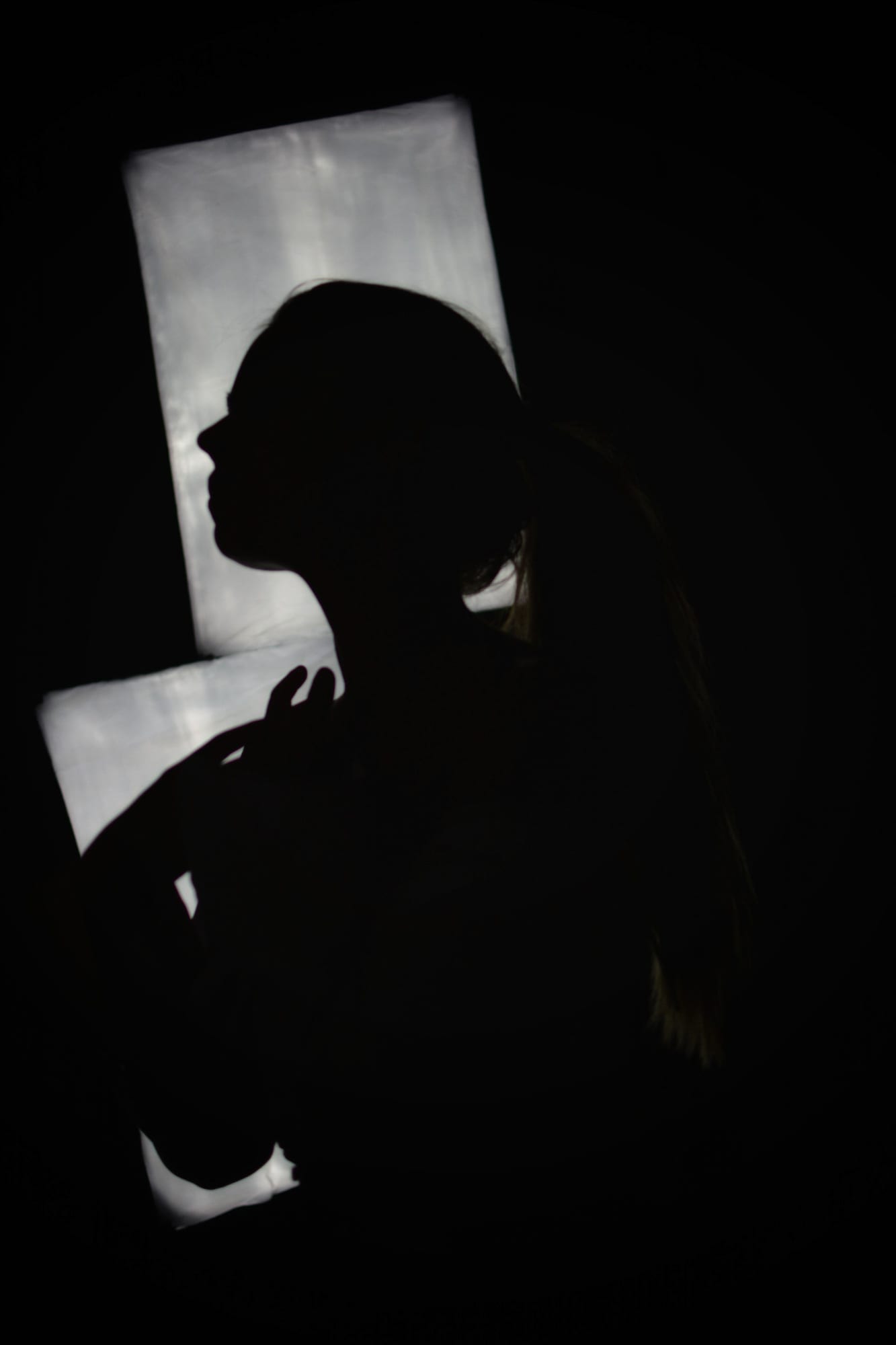 Siluetă proiectată pe perete de lumina ferestrei — MC Photography, Craiova