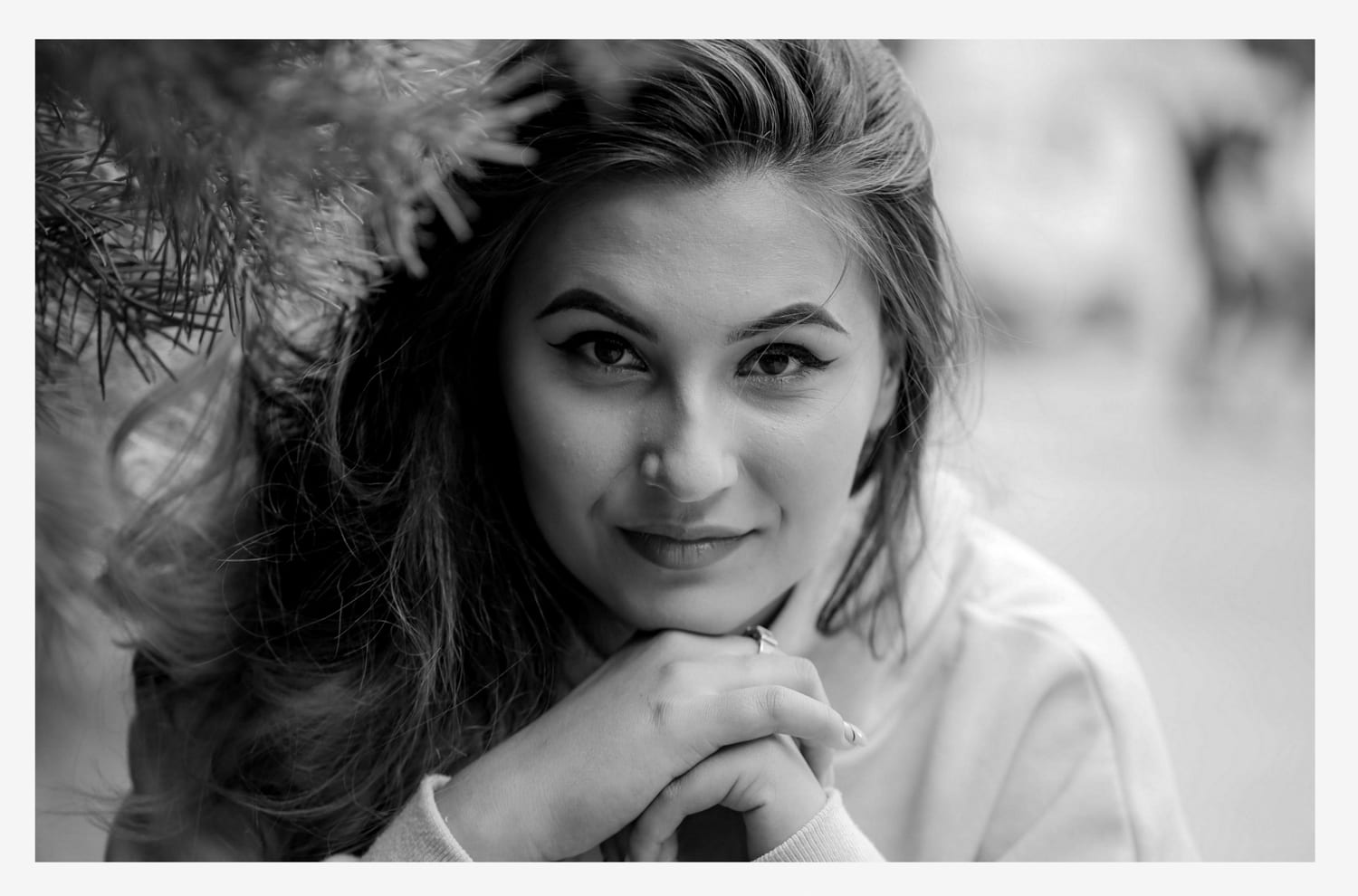Portret alb-negru zâmbitor, în lumină naturală — MC Photography, Craiova