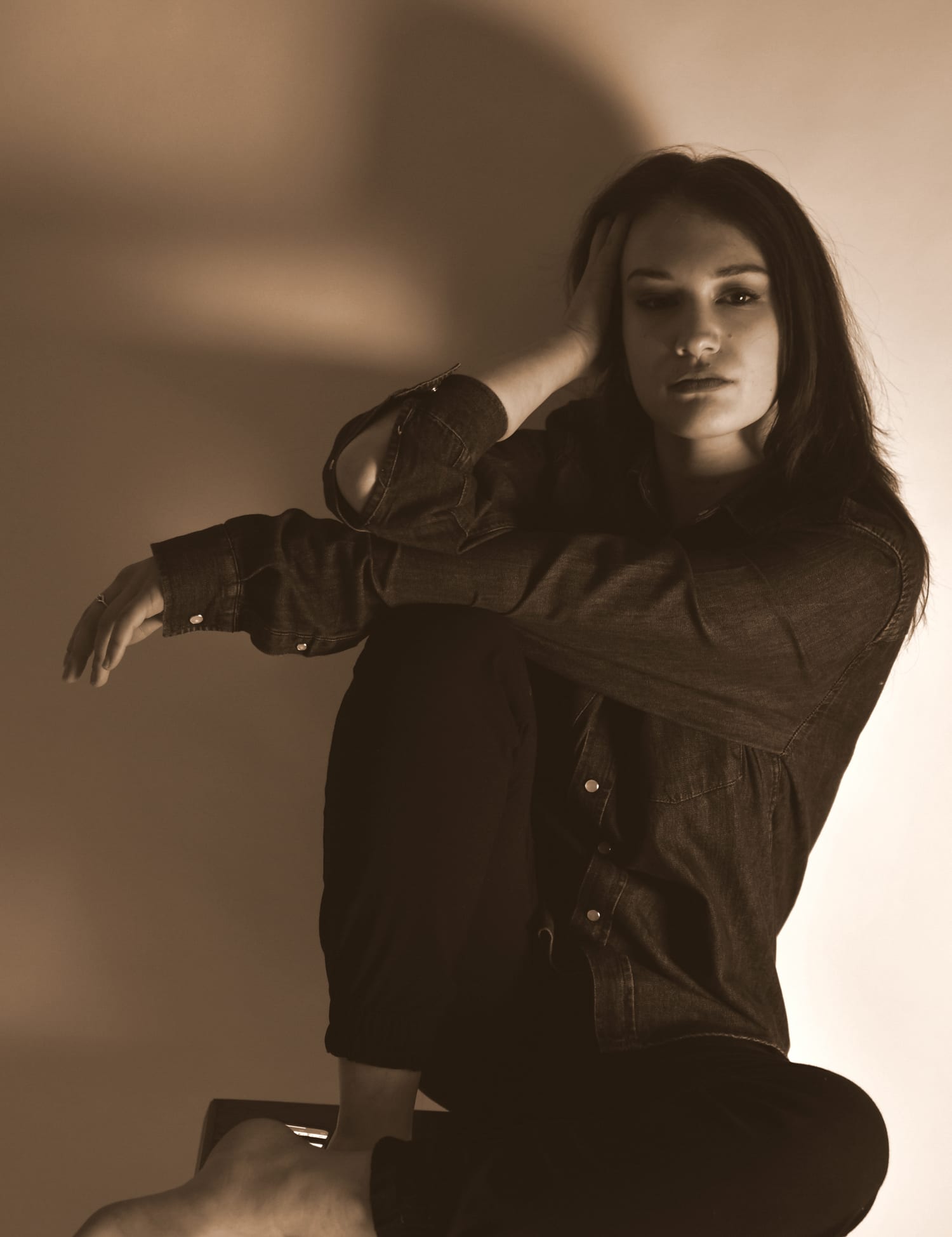Portret în lumină caldă de proiector, cu umbre grafice — MC Photography, Craiova