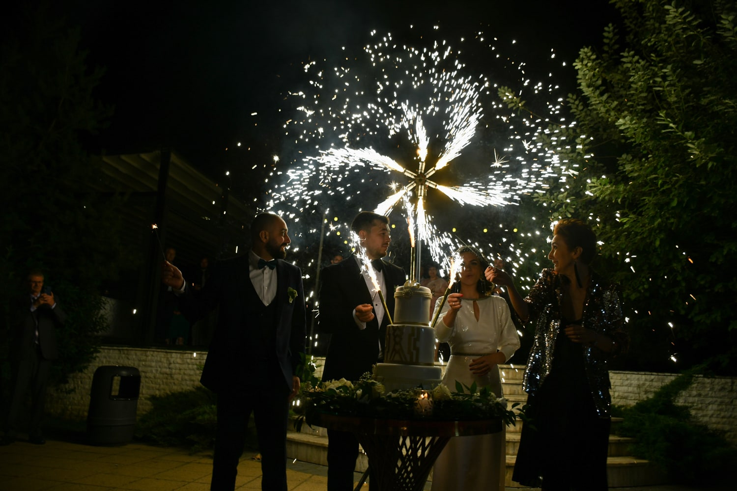 Tortul mirilor cu artificii, în timpul petrecerii de nuntă — MC Photography, Craiova