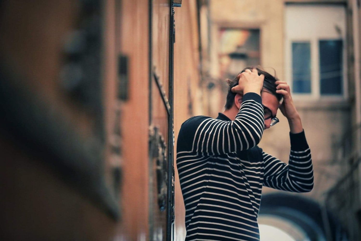 Fotograf în acțiune, surprins pe o stradă din oraș — MC Photography, Craiova